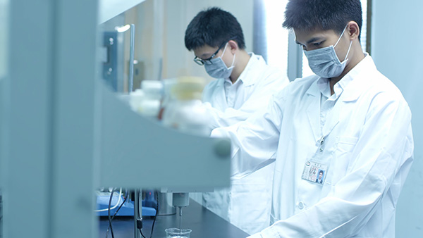 鸿富诚工程师正进行导热材料研发